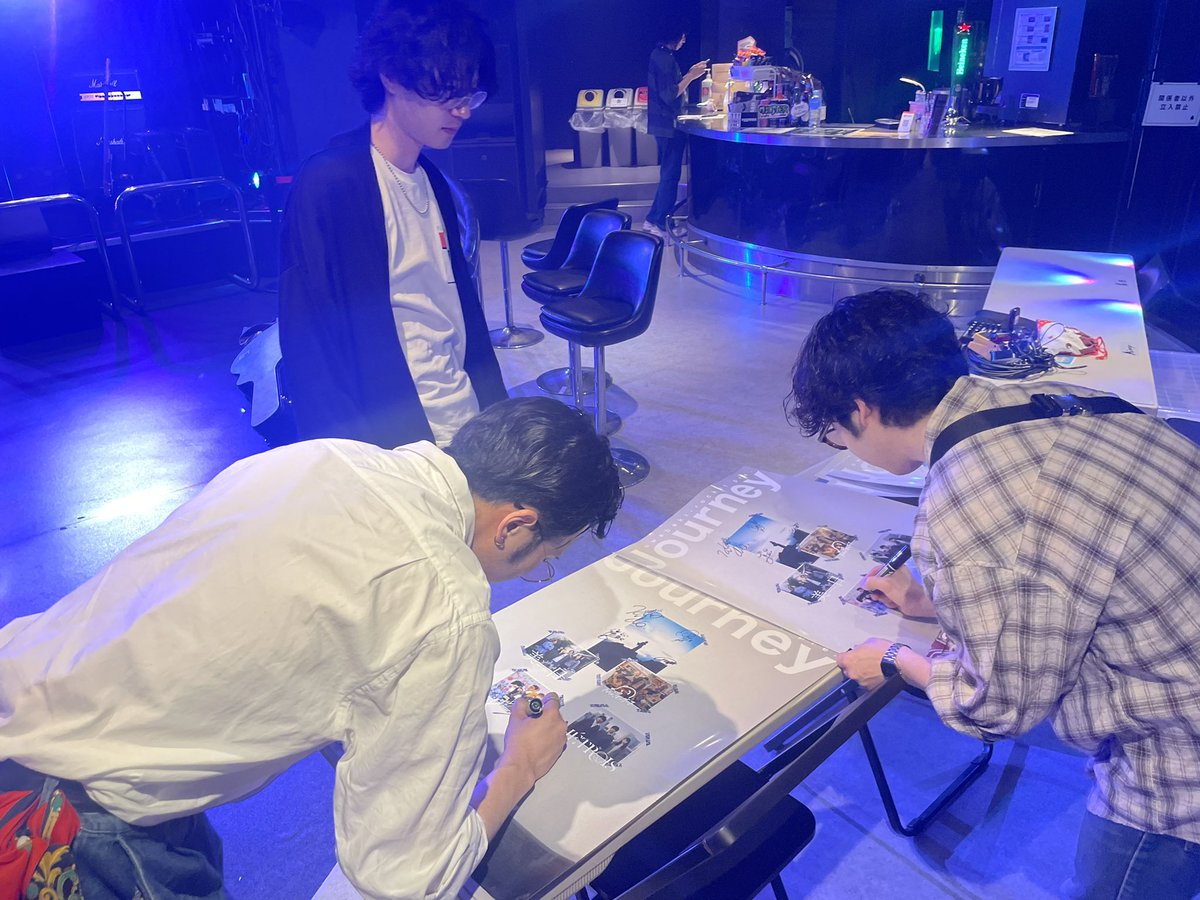 bird__kamo's tweet photo. eggmanありがとうございました！
沢山物販買っていただいた方へのポスターにサインカキカキ中のおふたりと、見守るガンジ先生

Journey小話(？)をすると、4月に家族で熱海旅行したのと、5月に初富士急に行きましたが天候が荒れてしまいFUJIYAMA・観覧車・ミラーメイズくらいで帰宅でした(´；ω；｀) https://t.co/S2VUzZ62BE