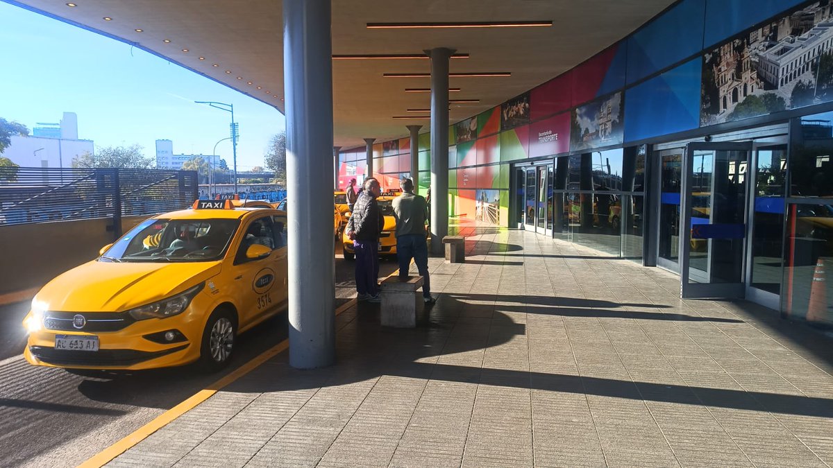 FiscyControlCBA's tweet photo. Realizamos tareas de inspección y supervisión permanente dentro de ambas terminales y en plataformas, a fin de prevenir y evitar el desarrollo de la venta ambulante en el sector. 🛑🚍
#EMFyC #MuniCba https://t.co/EtETtPstg7