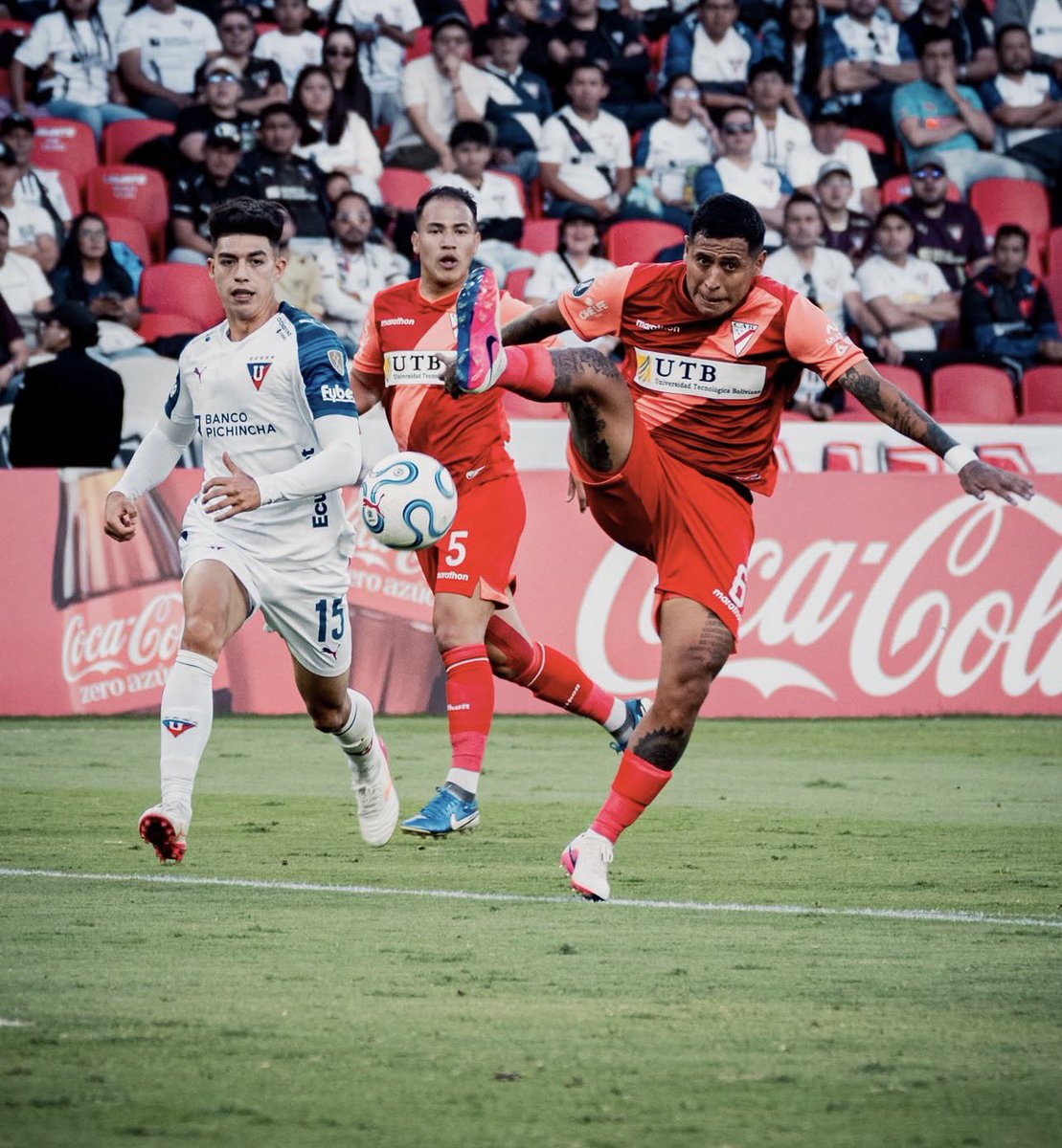 AlboQuevedo's tweet photo. Otro problema enorme es lo que ocurre en el mediocampo cuando entra Gabriel Villamil. El equipo pierde peso competitivo. Se esconde demasiado del juego, no rompe líneas, no acelera circulación y tampoco aporta intensidad defensiva. https://t.co/6o57O5dBXi