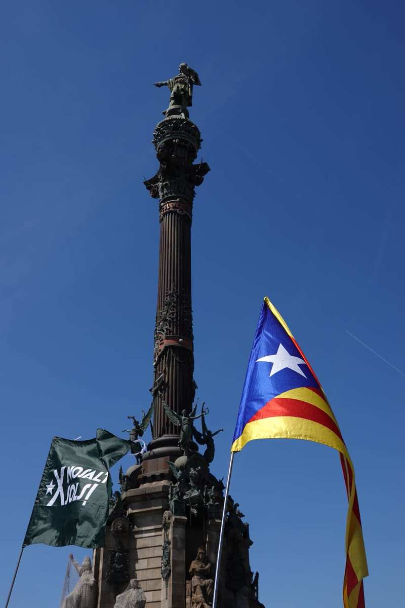 Nosaltres_Sols_'s tweet photo. Presents a la manifestació dels docents d'avui a Barcelona. 

Desenvolupem en aquest fil la nostra posició respecte la crisi educativa a Catalunya: https://t.co/hNmDgJ6SAM