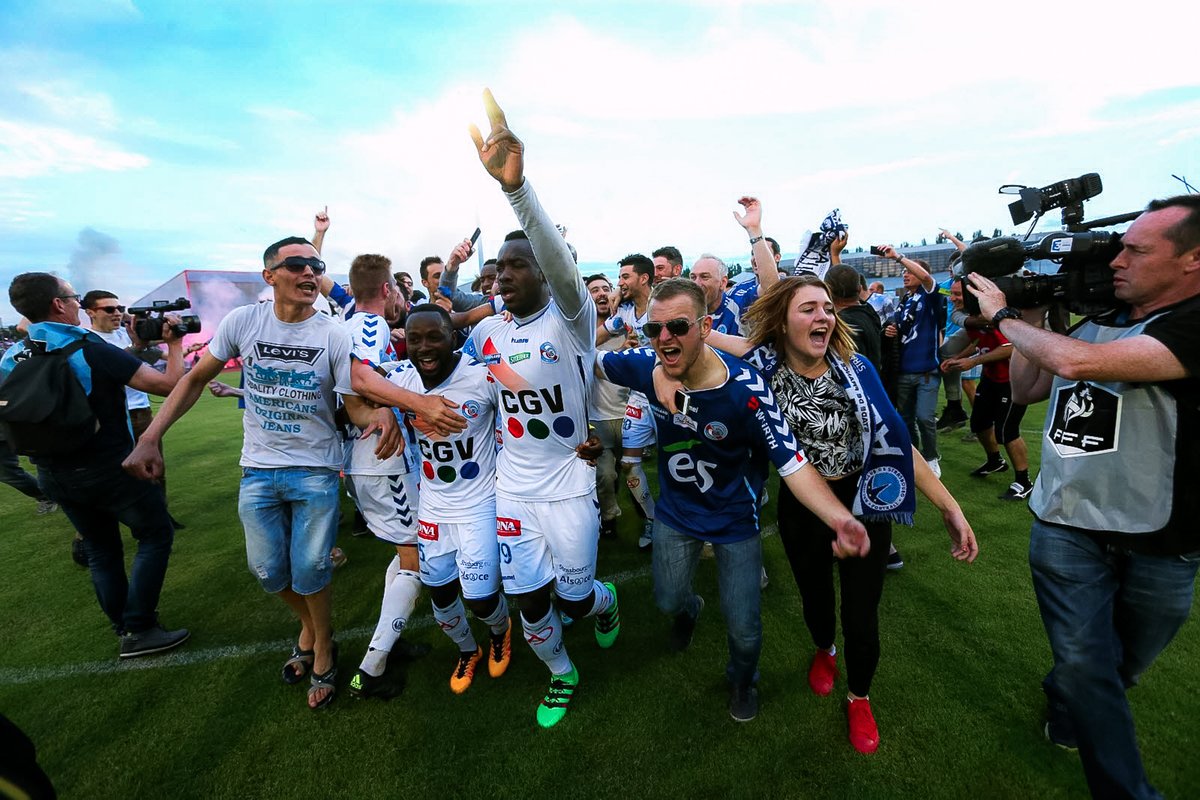 RCSA's tweet photo. Il y a 🔟ans jour pour jour, le Racing validait sa (re)montée en Ligue 2 sur la pelouse de Belfort 😍

Un retour dans le monde professionnel, seulement 5 ans après le dépôt de bilan 💙 https://t.co/CYyK0Tvubc