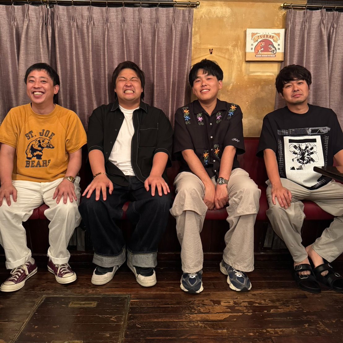 saraba_bar's tweet photo. さらば青春のBAR

今晩のゲストは 大阪からついに東京進出を果たしたダブルヒガシのお二人！

東ブクロさんと合わせて「東」が致死量！？なOPから始まり、元電力会社勤務の「実直」な東さんの素顔や、2人の強烈なお父さんの話、大阪時代の舞台とテレビの裏側までたっぷり語ってくれました！ そして、圧倒的実力の彼らが抱える、賞レースでの「はずい」悩みとは…！？

#ハズイ奴ら

アーカイブ
https://t.co/5G8a6WIqDa

#さらばBAR
#さらば青春の光
#ダブルヒガシ