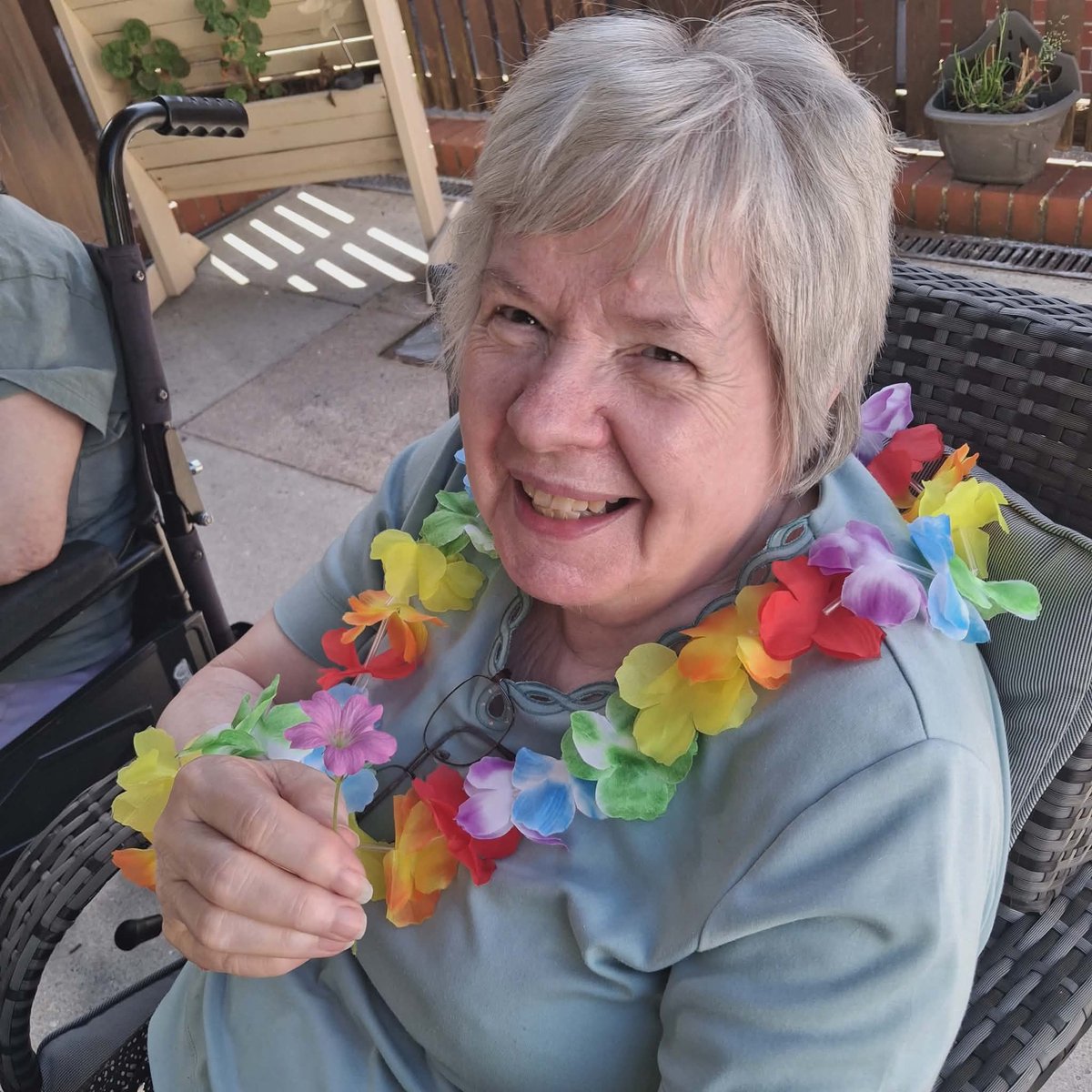 LangwithLodge's tweet photo. This recent hot weather has meant lots of time outside to enjoy the sun safely. We have enjoyed ice creams and drinks with a Hawaiian theme! We love to spend warmer afternoons outside #SpringSunshine #Sunshine #Wellbeing https://t.co/WRN7LHXnC7