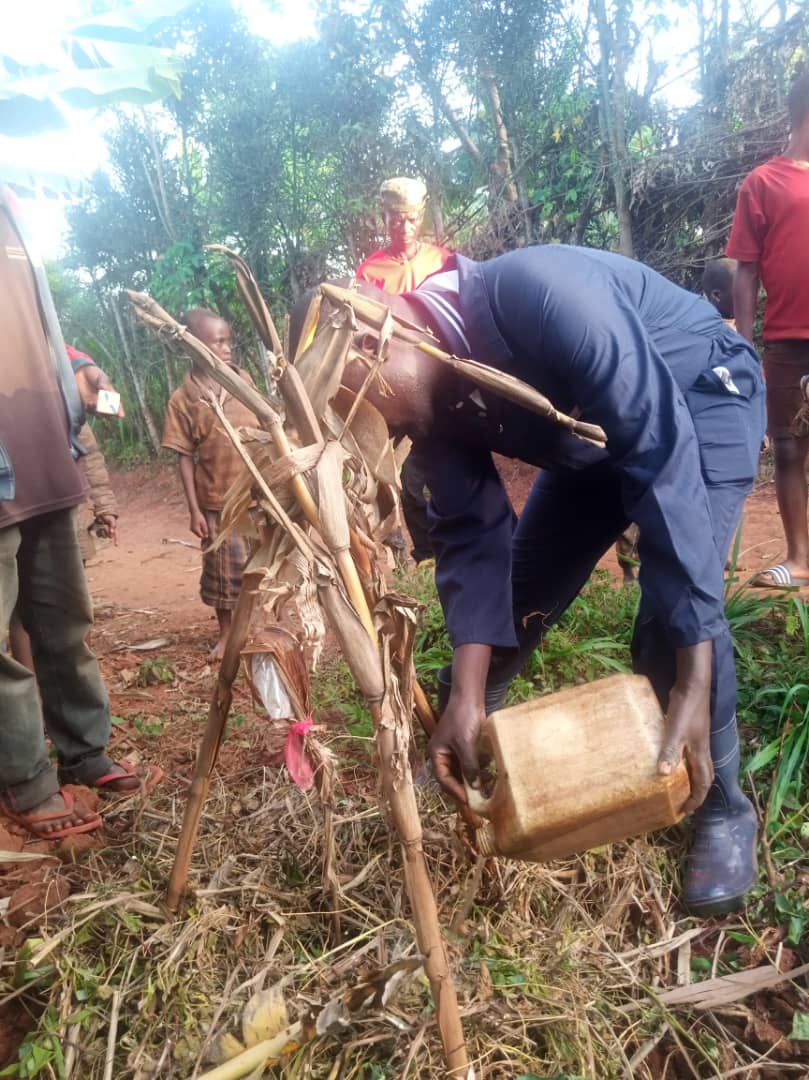 CnddFddButanyer's tweet photo. #Matongo, kugiterwa c'ivoka ni #ZéroEchec, #Gufumbira hamwe no #Gusasira, n'ico gikorwa Umunyamabanga w'umugambwe CNDD-FDD muri komine #Matongo yashikiyemwo igihe yishikira muri #ZoneNinga k'uwu wa 27/5. Yaciye agirako abahura kugikorwa co kuzivomera kuko twamaze kwinjira mw'ici https://t.co/0oH4LLhi3V