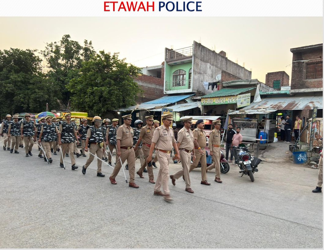 etawahpolice's tweet photo. #Foot_Patrolling
आगामी त्योहार ईद-उल-अजहा (बकरीद) के दृष्टिगत एसएसपी इटावा @BrijeshS_211 के निर्देशन मे समस्त क्षेत्राधिकारीगण द्वारा अपने सर्किल तथा सभी थानाध्यक्ष/थानाप्रभारीगण द्वारा अपने अपने थाना क्षेत्रान्तर्गत फ्लैग मार्च कर आमजन को सुरक्षा के प्रति किया आश्वस्त । https://t.co/h4zWLSpkNe