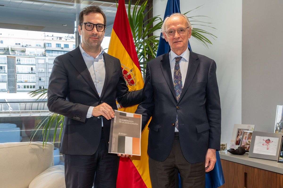 CESEspana's tweet photo. El presidente del Consejo Económico y Social de España, Antón Costas, ha hecho entrega del Informe La gobernanza de la UE, elaborado por el CES, al ministro de Economía, Comercio y Empresa, Carlos Cuerpo. https://t.co/xy37IhcuUw
