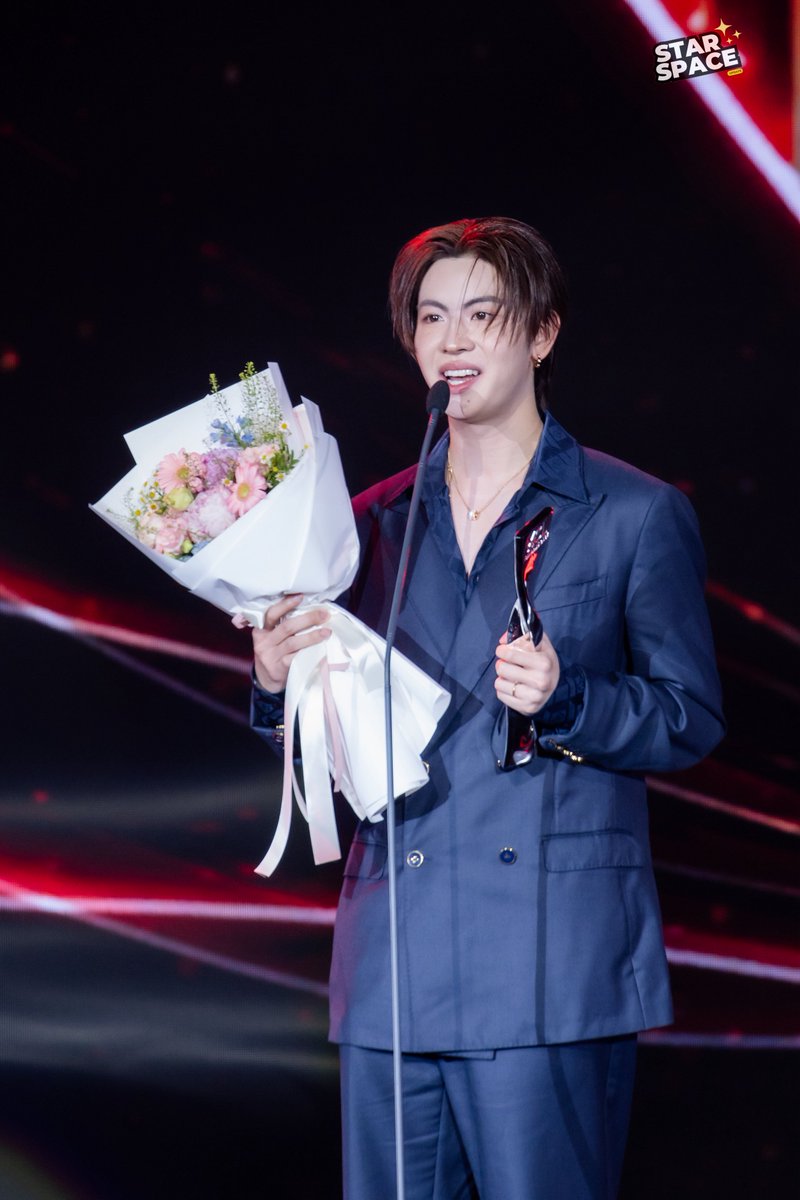 starspaceupdate's tweet photo. ยินดีกับ “เฟิร์สวัน วรรณกร” รับรางวัล “นักร้องเพลงไทยยอดนิยม” ในงานประกาศรางวัล “คมชัดลึก อวอร์ด ครั้งที่ 22” 💫🏆

TFO AT KCLAWARDS26
#KCL2026xTleFirstone
#KCLAWARDS2026xDMD
#FirstOne  #เฟิร์สวัน 
#TleFirstOne #เติ้ลเฟิร์สวัน
#KCLAWARDS2026
#คมชัดลึกอวอร์ดครั้งที่22 https://t.co/qhW8MTOUpl