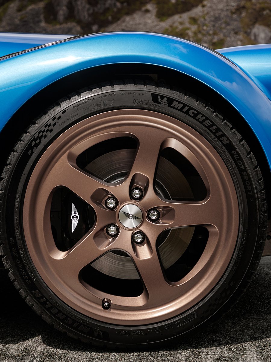 morganmotor's tweet photo. A closer look at Supersport 400 👇

New front wing vents, forged 19-inch Sportlite wheels in bronze, and optional coral accents shape the sharper visual identity of Supersport 400.

Discover more at https://t.co/GZiKbB5SM6 

#Morgan #Supersport400 #MorganCars #Bespoke https://t.co/4LmrJ2riTo