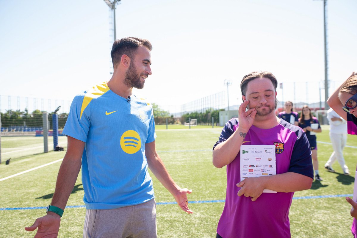 ericgm3's tweet photo. Ahir vaig poder compartir una estona amb l’equip @fcbgenuine fent-los partíceps del projecte de @RelatsSolidaris d’aquesta edició de la qual soc padrí i desitjar-los sort en el que els queda de temporada #ForçaBarça 💙❤️ https://t.co/JrcUO3Hag7