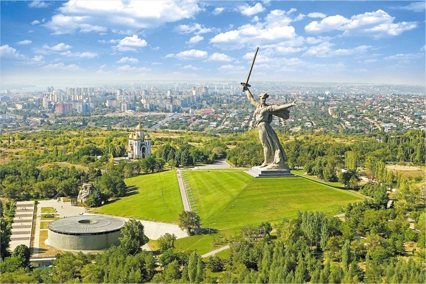 mutthouze's tweet photo. @YoungParikPatel @theJurke @kimmie_c_ Statue of Liberty
Motherland Calls
Colossus of Rhodes

Now why is it you can't avoid trains? https://t.co/DX9CI4lW4Z