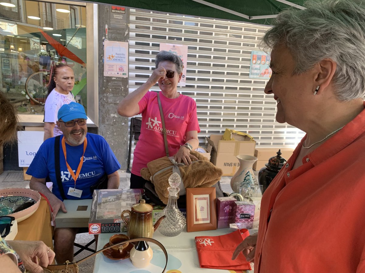 SubGobCUEN's tweet photo. Con motivo del Día Mundial de la #EsclerosisMúltiple, que se celebra cada #30mayo, la subdelegada del Gobierno 🇪🇸 en #Cuenca ha visitado el rastrillo #solidario que ADEMCU instala cada año en Carretería, para concienciar sobre esta enfermedad, además de recaudar fondos https://t.co/cKUJs8RqBX