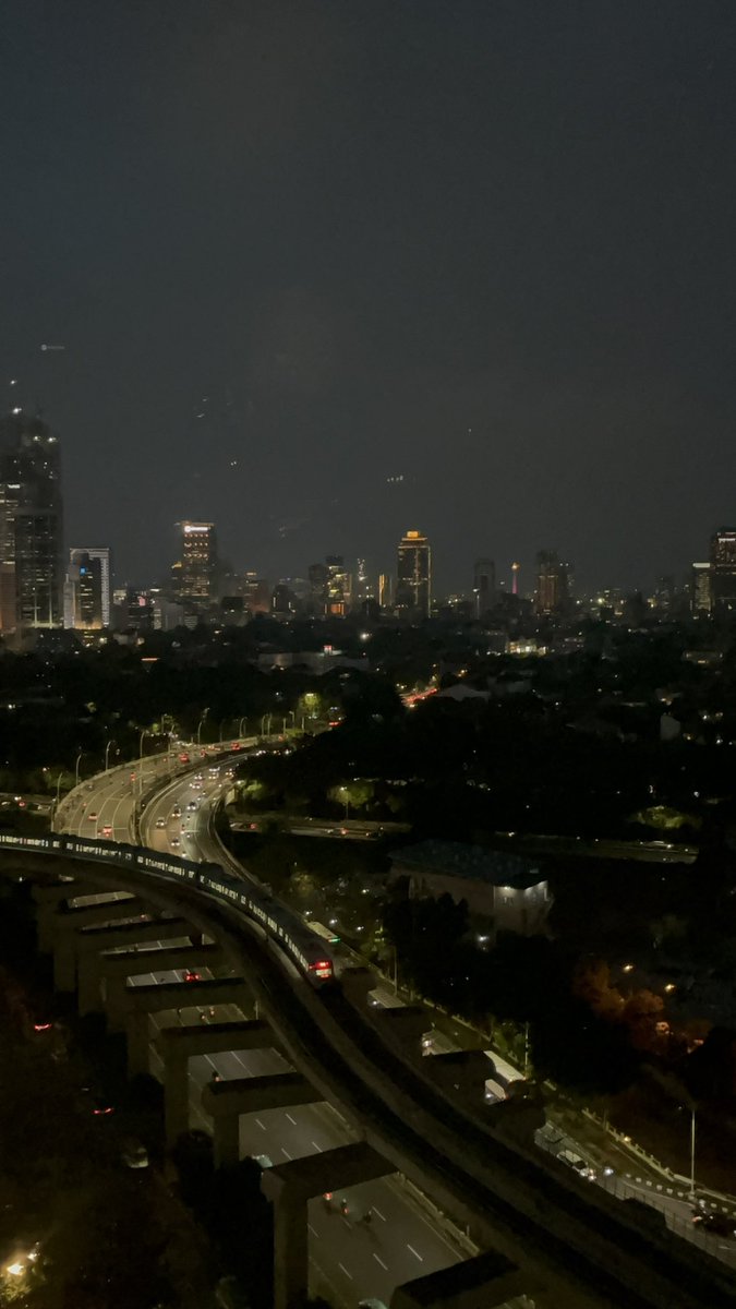 dkarinaw's tweet photo. Ketika foto ngasal tapi lo di Jakarta https://t.co/dBQIYjHHsA