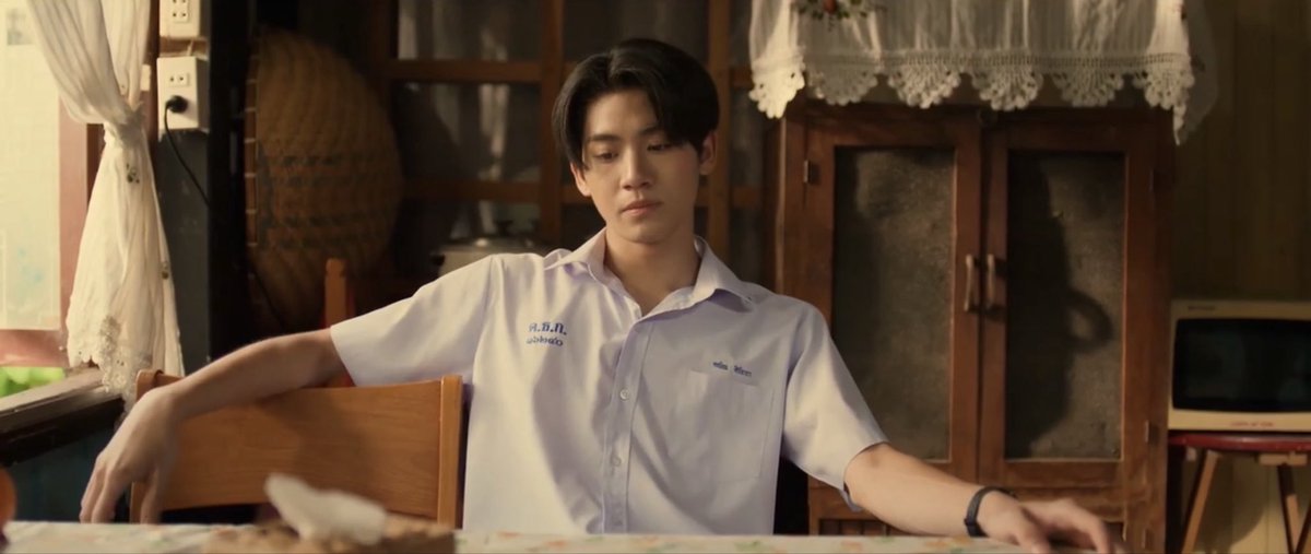 Chxp_SW's tweet photo. #WhenOrangesFallEP3

ไม่แปลกใจถ้าโก๋หนึ่งจะเป็นความสดใสเดียวของโก๋สอง คือการเติบโตมาก็แตกต่างกันแล้ว พ่อแม่ทั้งสองโก๋รักลูกแหละ แต่การแสดงออกของบ้านโก๋หนึ่งคือการอยู่พร้อมหน้าพร้อมตากัน กินข้าวเช้าพร้อมกัน ถึงจะแซวกันตีกันบ้างแต่ก็ทำให้มีเสียงหัวเราะในทุกๆวัน

แต่โก๋สองไม่ใช่ ตื่นมาคนเดียว ทำอะไรคนเดียว ที่บ้านทำกับข้าวไว้ให้แต่เวฟกินเอาเองนะ บ้านหลังกว้างๆมันยิ่งทำให้โก๋สองดูเหงาเข้าไปอีก

พอตอนที่ปั่นจักรยานมาโรงเรียนพร้อมกันแล้วโก๋หนึ่งชวนโก๋สองมากินข้าวที่บ้านด้วยกัน มันเลยทำให้โก๋สองรู้สึกดีอะ เหมือนมีเพื่อนแล้ว จะไม่เหงาอีกต่อไปแล้ว แล้วก็คงทำให้เริ่มชอบโก๋หนึ่งด้วยแหละ นิสัยที่ใส่ใจคนอื่นของพี่โก๋ใครๆก็แพ้