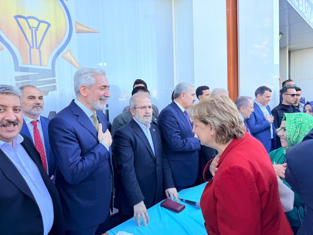 GalipEnsarioglu's tweet photo. 🤝 İl Başkanlığı Bayramlaşma Programı 

AK Parti Diyarbakır İI Başkanlığımızda, omuz omuza yol yürüdüğümüz teşkilat mensuplarımız ve dava arkadaşlarımızla bayramlaştık.

Rabbim birliğimizi ve beraberliğimizi daim kılsın, sağlık sıhhat içinde nice bayramlara erişmeyi nasip etsin inşallah.