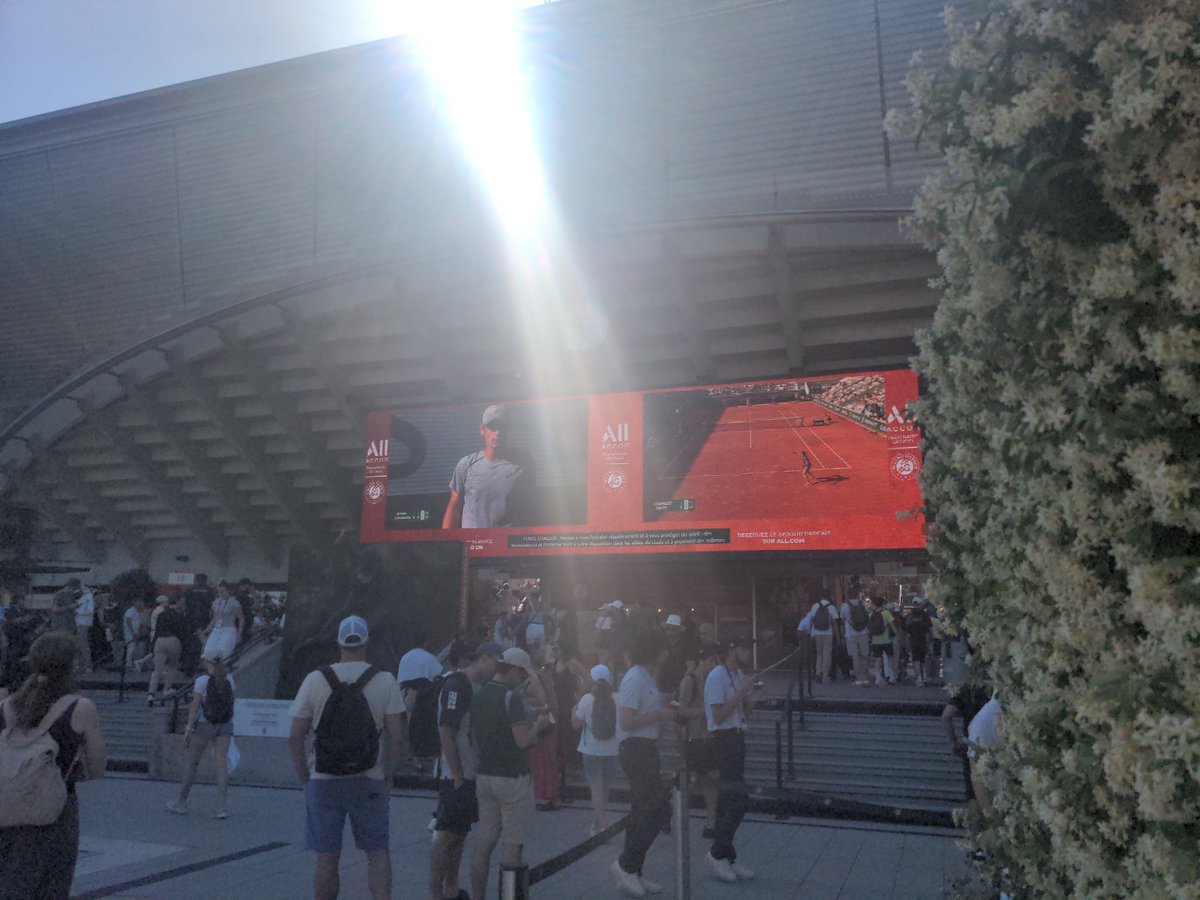 scamanderson's tweet photo. Your women's second seed is in a match tiebreaker and you don't put it up on the screens @rolandgarros  ??? https://t.co/7i4LMxIboC