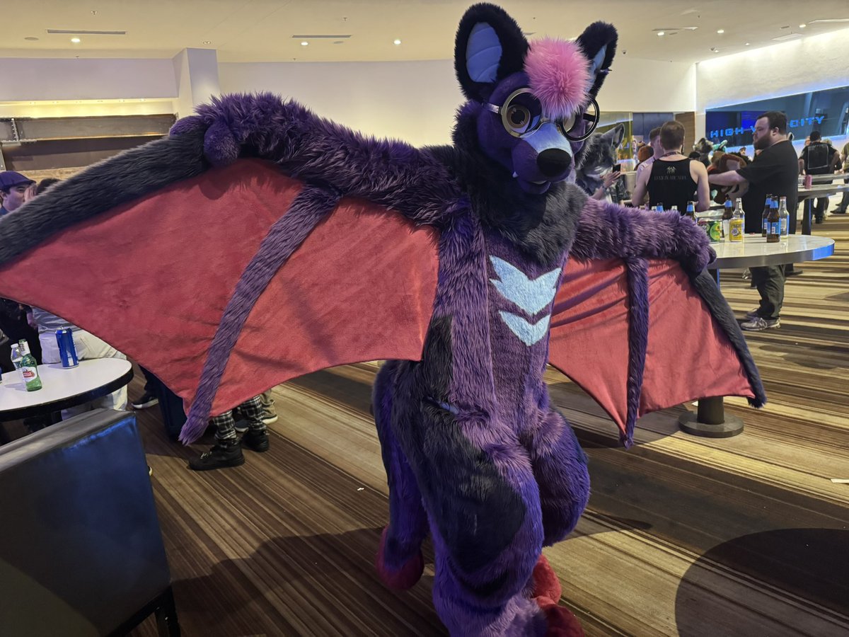 ForestDaFox's tweet photo. I saw this really cool bat at FWA who gave really cozy hugs! But I don’t know their @ so if anyone can tag em! Plz do https://t.co/bDolJxls56
