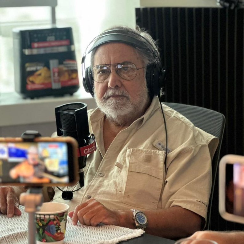 SomosLaTribuFM's tweet photo. "Uno debe leer esas encuestas, pero no creerlas. Si eso es exacto es totalmente para la oposición, no tienen posibilidad de sobresalir, están derrotados de antemano." Héctor Hernández Turcios (@HectorHTurcios1), abogado y analista político.

En vivo por:
- @SonoraFM_sv 104.5
- https://t.co/sp1MKv1Ifh
- YouTube: https://t.co/p3nciwz3xk