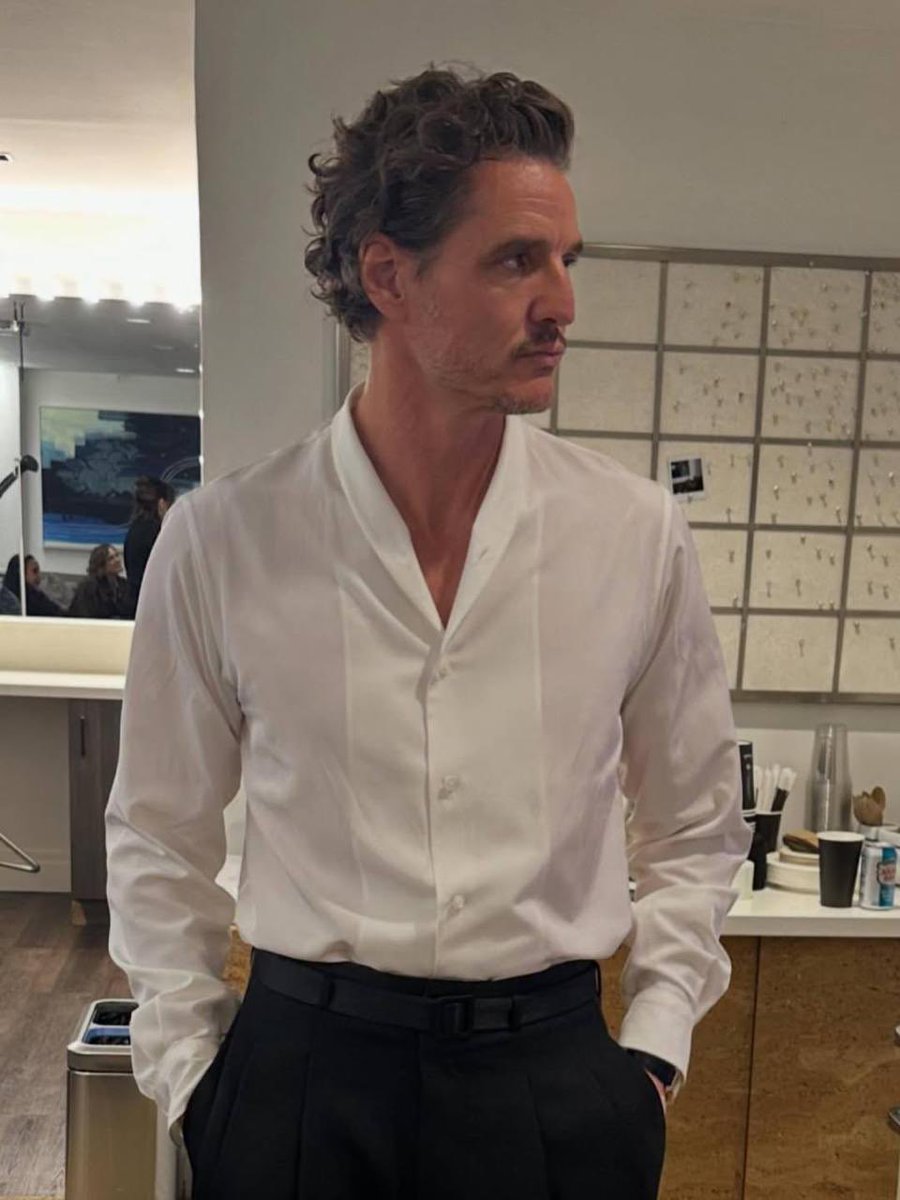 QGPedroPascal's tweet photo. ELE SABE QUE É GOSTOSO! ❤️‍🔥

Pedro Pascal nos bastidores do programa “Late Night with Stephen Colbert”. 

kvaughan1 via instagram. https://t.co/bHByz27arr