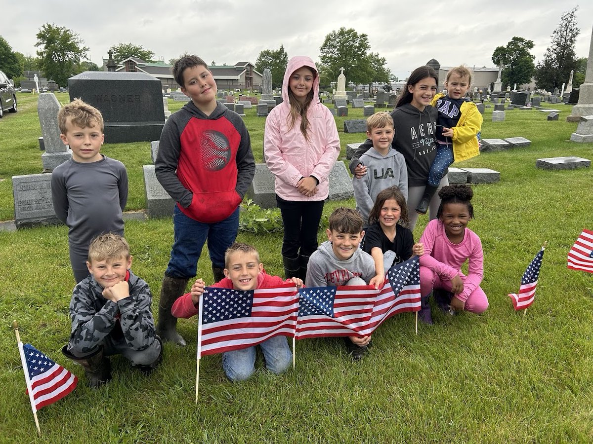 sanduskycath's tweet photo. A big thank you to the 4-H Club for placing flags on all the graves of our veterans for Memorial Day! https://t.co/JNg1ZcRfOI