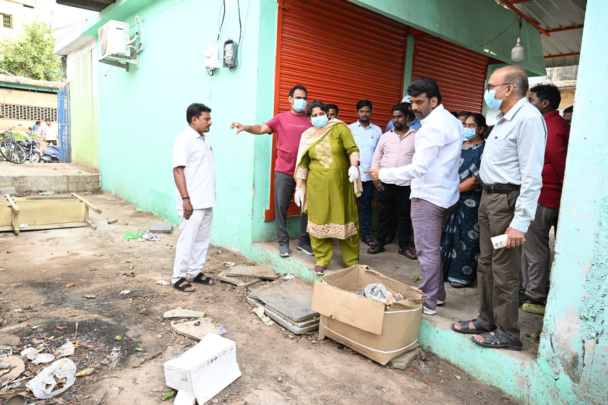 MCTTirupati's tweet photo. ఆపరేషన్ క్లీన్ స్వీప్ లో భాగంగా బుధవారం ఉదయం ఇందిరాప్రియదర్శిని కూరగాయల మార్కెట్ లో జరుగుతున్న పారిశుధ్థ్య పనులు పరిశీలిస్తున్న నగరపాలక సంస్థ కమిషనర్ (ఎఫ్.ఏ.సి) శారదా దేవి తదితరులు.
#Tirupati #MCT #OperationCleanSweep #maud_municipal #cdma_municipal #APCM #NCBN #cleanandhra https://t.co/MNPAZbTv5P