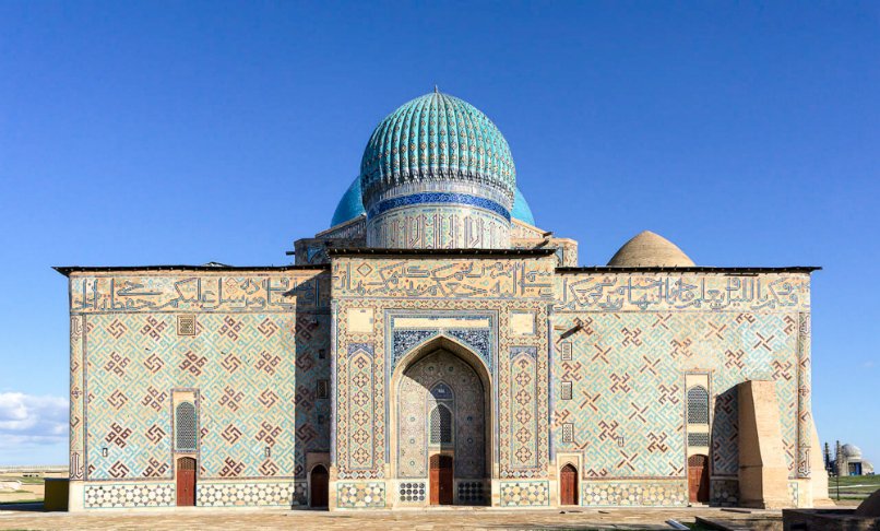 YokukBey's tweet photo. Dünya Kupası başlıyor. Ulusal forma tasarımları da yayınlanmaya başladı.
Özbekistan'ın forma deseni oldukça dikkat çekici. 

Sağdaki resim Kazakistan'in Türkistan şehrinde Ahmet Yesevi türbesi duvarındandır. Bu yazı ve desen maalesef büyük bir yanlışlık olmak üzere Kufi makıli yazı adı ile tanınan ama esasen bir Türk sembol yazısıdır.

Çünkü bu yazı Tengri Tamgası kaynaklı bir sembol yazısıdır. Arap harfleri ile Arapça sözcükler yazılması yazıyı kufi yazı yapmaz. Yazının asıl sırrı ve anlamı sembolizmindedir. Nitekim yazının sembolik formu ile birlikte sözcükler içinde koyu renk kobalt çini ile dizilmiş olan sembollerden aynı duvarda 6 farklı versiyon vardır. Ve tamamı Tengri Tamgasıdır. Tamamı aynı tamganın farklı çizimleridir. Timurlu Dönemine aittir. Ve aynen formada da ki desen gibi hemen hemen bütün mimari ve etnografik eserlerin en temel desenidir.

Konu hakkında ki ilk ve tek kaynak kitap Tengri Tamgası kitabıdır. Kitapta her desenin nereden ve nasıl oluştuğu çizimlerle gösterilmiştir. 

Özbekistan'ı bu anlamlı ve önemli seçimi için kutlarım.

Kitapta da yer alan 3. fotoğraf ise Konya Sırçalı Medrese (1243)  girişinde ki çini Tengri Tamgasıdır. Ve Yesevi Türbesinden daha eskidir. Ve aynı tamgadır. 

Türklerin atayurttan anayurtlara kadar gittiği her yere taşıdığı, sırlayarak yaşattığı Tengri inancının bu en kadim sembolünü son dünya kupasında bir Türk ülkesinin formasında görmek oldukça anlamlı ve değerlidir. 

Umuyor ve diliyoruz ki anlamdan ve gerçeklikten yoksun adlandırmalarla geleneksel motif, geometrik desen, Islami geometri, kufi yazı, baklava motifi, fırıldak, çarkıfelek vs gibi adlandırmalar yerine doğru adı ve anlamı ile Tengri Tamgası olarak yeniden tanınır. 

Ve geçmiş binlerce yılı değil gelecek bin yılı aydınlatan yol ve yön gösteren kut'lu ışık olmaya devam eder. 

Ebette tarihsel ve coğrafi akış ve süreklilik içinde Anadolu'ya bir kez daha Türklerle gelen Tengri Tamgası, öncü (gök börü) ve taşıyıcı misyonu ile Türkiye Türklerinin de  bilinçlenmesinde ve yeniden yükselmesinde dün olduğu gibi bugün ve yarın da en temel referans olur.

Türk devletlerinin ortak forması olur. 

Yokuk Bey

#milliforma
#dünyakupası
#özbekistan
#türkmillitakımı
#tengri