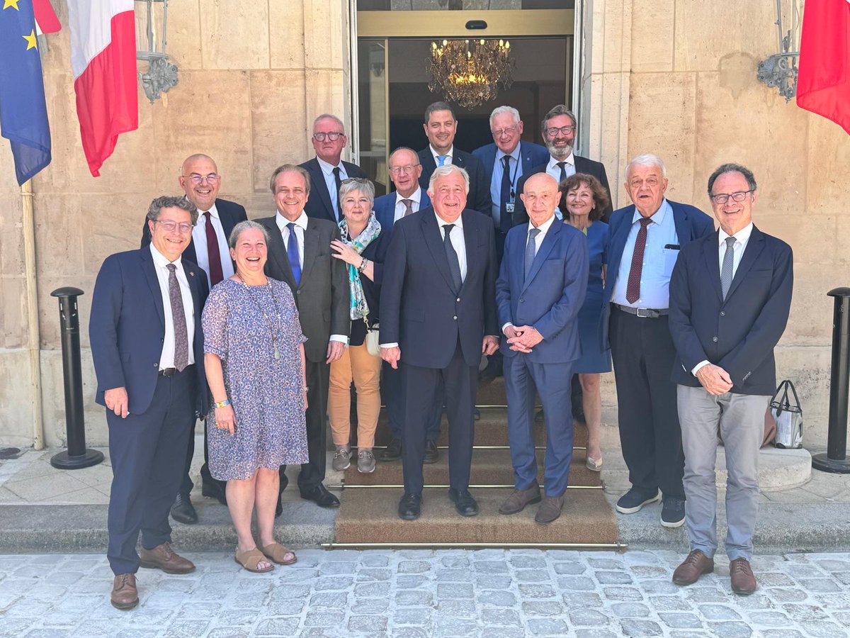 Indep_Senat's tweet photo. 🔵 Instant d’échange aujourd’hui entre les sénateurs de notre Groupe et le Président du @Senat, Monsieur @gerard_larcher. 

👉 Un même constat sur la situation politique et économique du pays ainsi que sur le rôle du Sénat dans cette période.

@ClaudeMalhuret @vincent_louault @LDarcos @ChevalierSenat @louisvogel @MCLermytteBavay @p_medevielle @DanyWattebled @EmmanuelCapus @mpGuerin44 @DanielChasseing