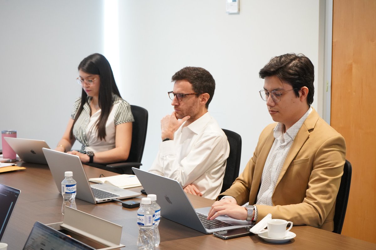 HNeddyO's tweet photo. Sostuvimos una importante reunión de trabajo con el equipo de SENDAS para analizar los avances del diagnóstico de crecimiento que desarrollan junto al Tec de Monterrey. Una herramienta clave que nos permitirá priorizar los sectores exportadores, generar mayor valor agregado en el país y competir con fuerza en los mercados globales. 🇭🇳