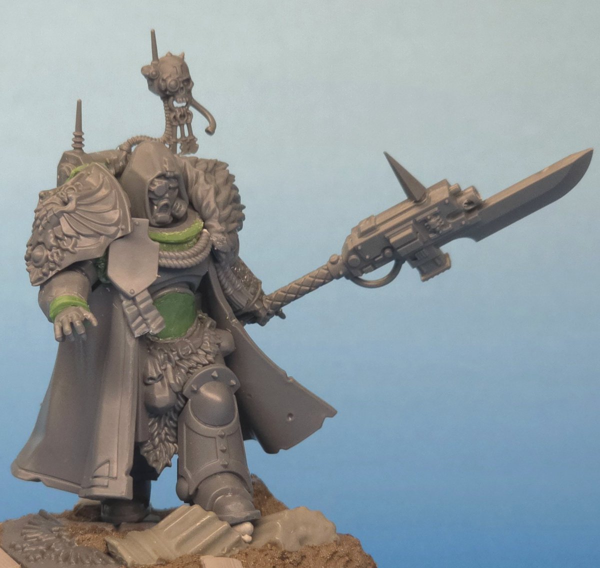CV_Consigliere's tweet photo. EYE OF THE EMPEROR kitbash. Retired, crippled Custodes who venture to the farthest rim of the 40k galaxy to spy for Terra, and gather exotic loot along the way. This one seems to have done superbly well for himself. Inspired by this 90s Inquisitor/Custodes art. https://t.co/xeUasqYm2t