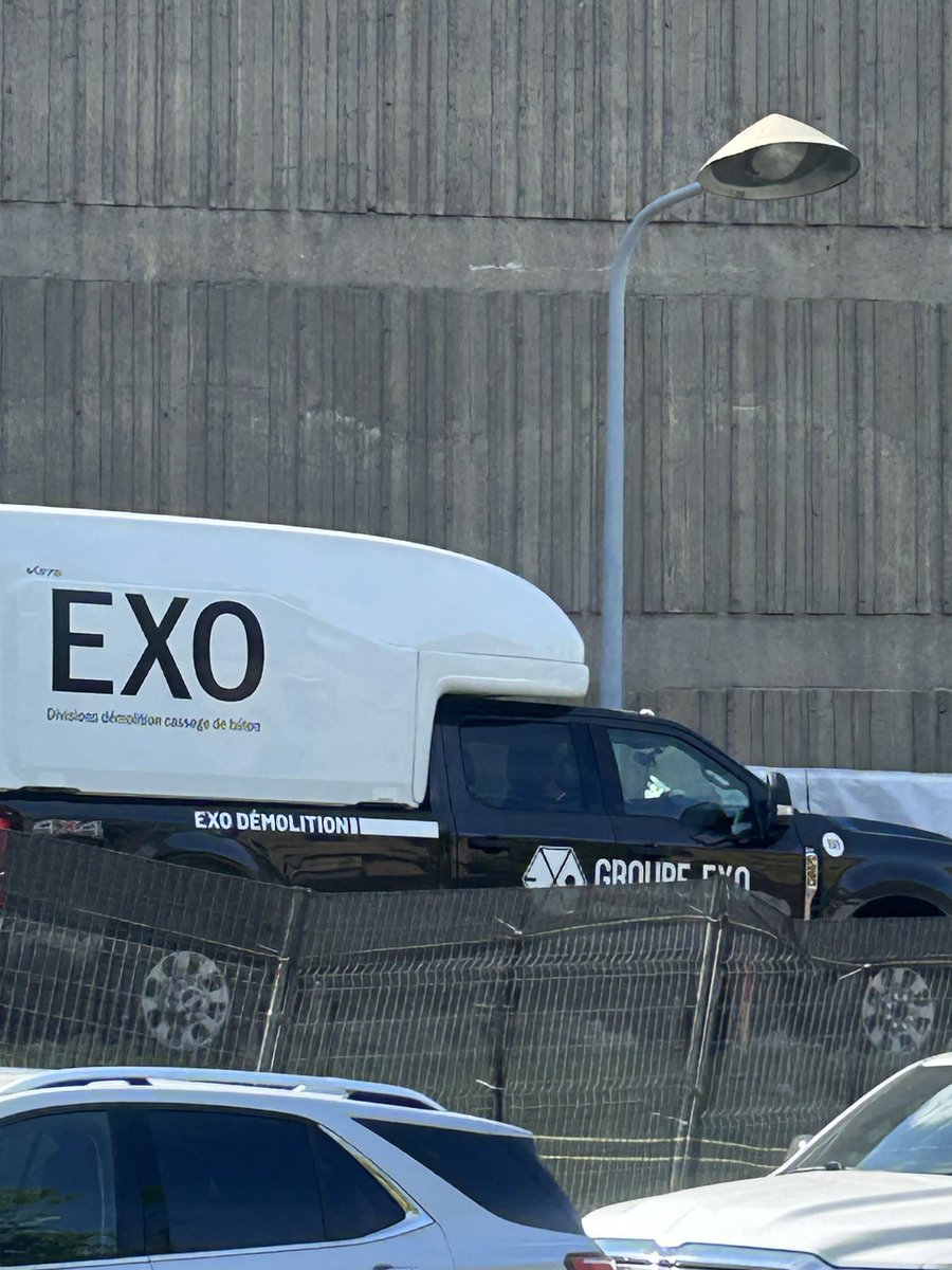 261jhs's tweet photo. mtl company stealing exo’s whole flow and no one knows https://t.co/8YKjiC854H