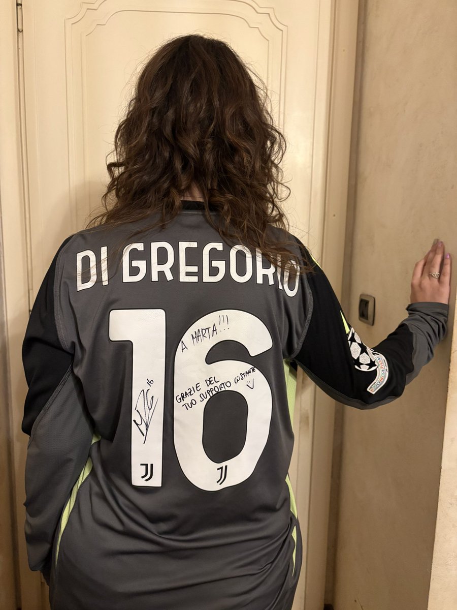 martaju33's tweet photo. Queste foto non parlano solo di una maglia. Parlano di attese, piccoli gesti e momenti che ti restano addosso.

Certe emozioni non si possono spiegare. In qualsiasi modo finirà questa storia, posso solo dire: grazie Michi. 🤍🖤

#juventus 
#micheledigregorio https://t.co/uS8P0Ip38D