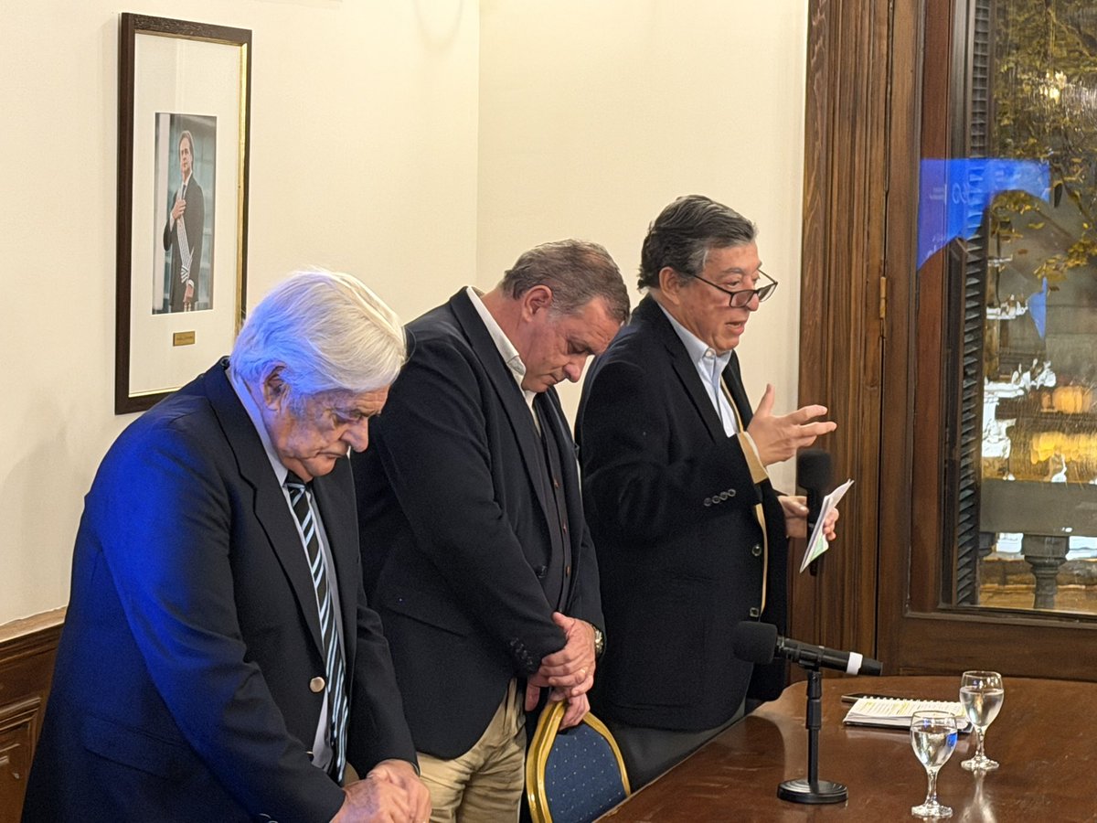 pabloabdala66's tweet photo. En el marco de los 190 años, el @PNACIONAL rindió homenaje a Gonzalo Aguirre Ramírez. Justo, oportuno y muy emotivo. Fue un gran jurista, legislador y vicepresidente de la república. Nacionalista visceral. Muy lindas evocaciones del presidente del directorio @AlvaroDelgadoUy, del presidente Lacalle Herrera y de quien fuera su amigo leal hasta el final, nuestro compañero @BorsariGustavo.