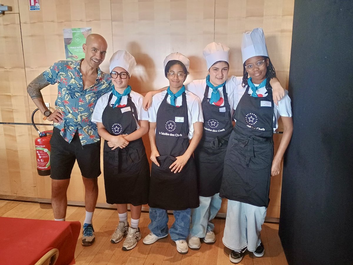 ClgLouisNucera's tweet photo. Les 3eme1 du collège @ClgLouisNucera grands vainqueurs du concours la tablée des chefs ! Un très grand bravo à eux et Sakina Ameur de les emmener toujours plus haut ! 💪#cuisine  #concour @TableedesChefs @LaTableeChefsFr https://t.co/ln59VswrPz