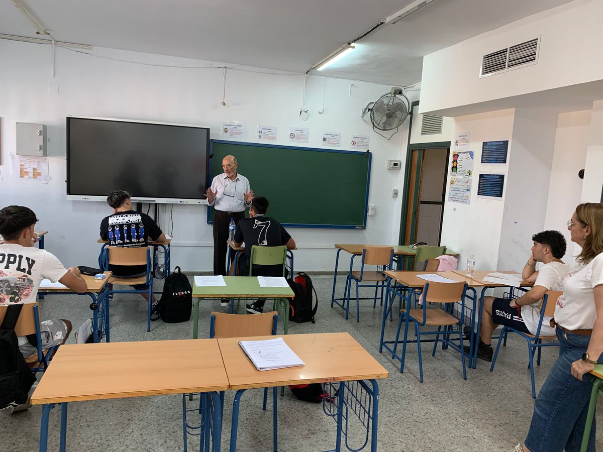 ProyectoAzarias's tweet photo. Son días de nervios, de últimos exámenes… por eso nuestros tutores refuerzan sus visitas a los alumnos de @ProyectoAzarias 

¡Un último esfuerzo para conseguir los mejores logros!💪🏻

🕯️ @SoledadSLorenzo https://t.co/tXjBNXSxkT