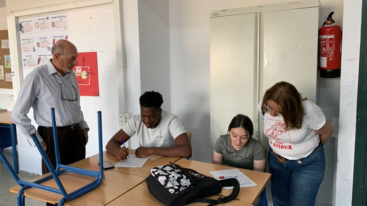 ProyectoAzarias's tweet photo. Son días de nervios, de últimos exámenes… por eso nuestros tutores refuerzan sus visitas a los alumnos de @ProyectoAzarias 

¡Un último esfuerzo para conseguir los mejores logros!💪🏻

🕯️ @SoledadSLorenzo https://t.co/tXjBNXSxkT