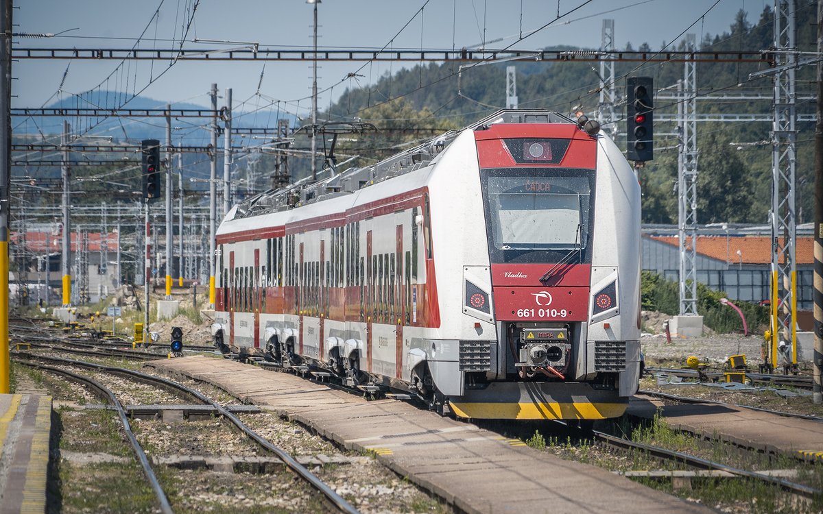 zssk_official's tweet photo. 🚆 ZSSK posilnila vybrané ranné a popoludňajšie spoje na trase Žilina – Kysucké Nové Mesto – Čadca. V pracovných dňoch premávajú so zdvojenými súpravami, ktoré ponúkajú približne 600 miest na jeden spoj. 

📅 Posilnené spojenia budú premávať predbežne do 30. júna 2026. https://t.co/mVjiautKmt