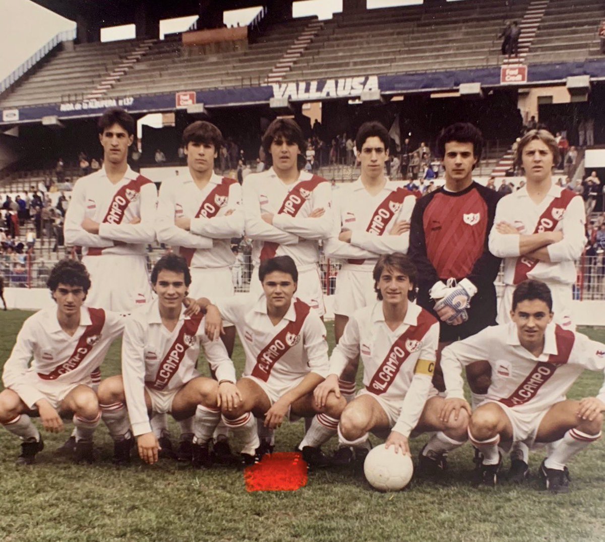 JAltafidelidad's tweet photo. #vamosrayito ⚽️ Tuve la suerte de jugar dos temporadas en el juvenil nacional del @RayoVallecano con grandes compañeros y hoy estaré animando al club como un socio más. Fuerza y suerte para esta noche!! 🙌🏽🏆⚽️ #mendiondo https://t.co/83QpT6KQIc