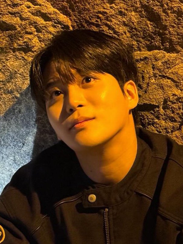 JonghoJoestarr's tweet photo. if warmth were a person 💛 https://t.co/ZRdlcDjfuD