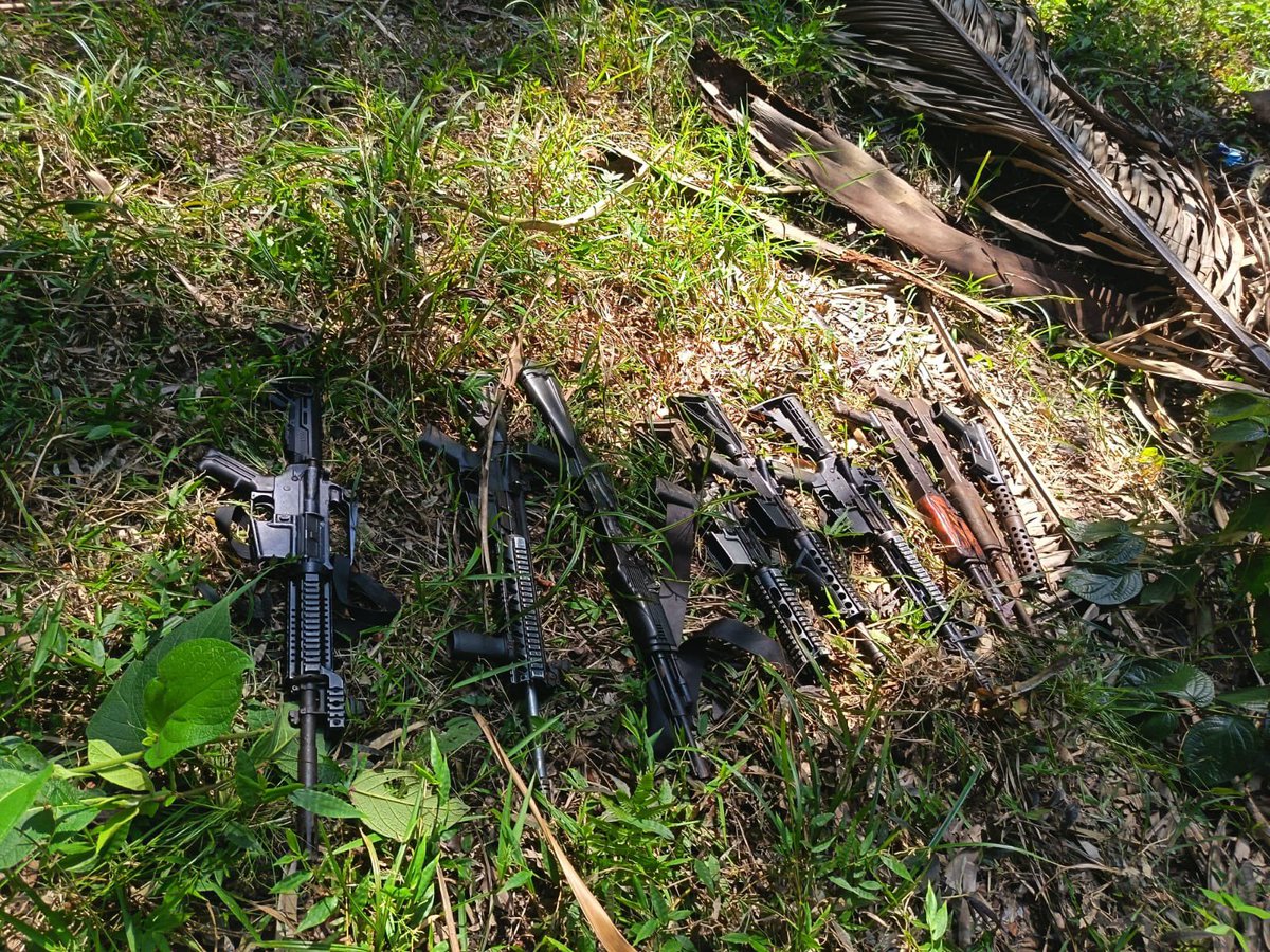 Ejercito_GT's tweet photo. 🚨 En Desarrollo 🚨
El Ejército de Guatemala, en coordinación interinstitucional con el Ministerio Público y las fuerzas de seguridad civil, efectúan allanamientos y puestos de registro y en la aldea Los Laureles, Las Cruces, #Peten.
Durante la operación denominada “Huracán de Fuego”, preliminarmente se localizaron:
⚪️ 12 fusiles de diferentes calibres
⚪️ 2 pistolas
⚪️ 7 tolvas
⚪️ Munición de diferentes calibres
⚪️ 2 silenciadores
⚪️ Posible marihuana
⚪️ 1 pick-up
⚪️ Teléfono celular
⚪️ 16,000 matas de almácigo de marihuana
⚪️ 1 sembradío de marihuana.
Estas acciones forman parte de las estrategias implementadas por el Gobierno de Guatemala en la lucha frontal contra el crimen organizado transnacional, fortaleciendo la seguridad y el Estado de Derecho en el país.
#EjércitoGT
#AlPuebloDignoSeLeResponde
@GuatemalaGob