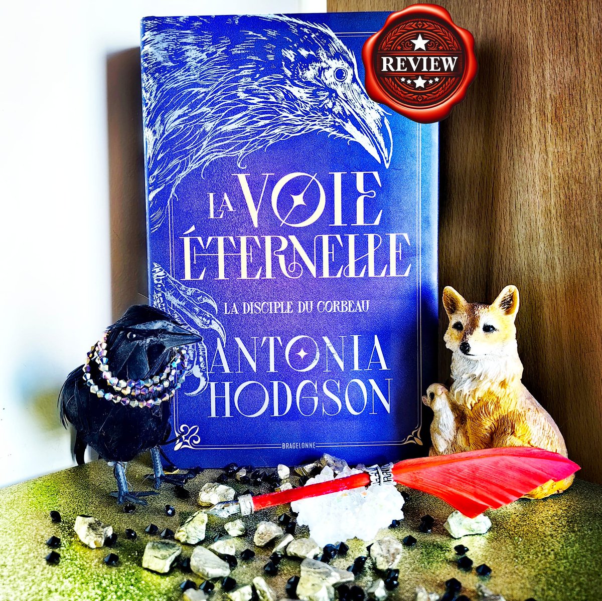 OnirikNet's tweet photo. Derrière les apparences de conte de La Disciple du corbeau se cache une fantasy cruelle, politique et addictive.
Antonia Hodgson signe un univers fascinant porté par une héroïne immédiatement attachante 🐦📚
#Fantasy #LaVoieEternelle #lecturers 
https://t.co/E0z49es8sw https://t.co/RjvKtOF5tU
