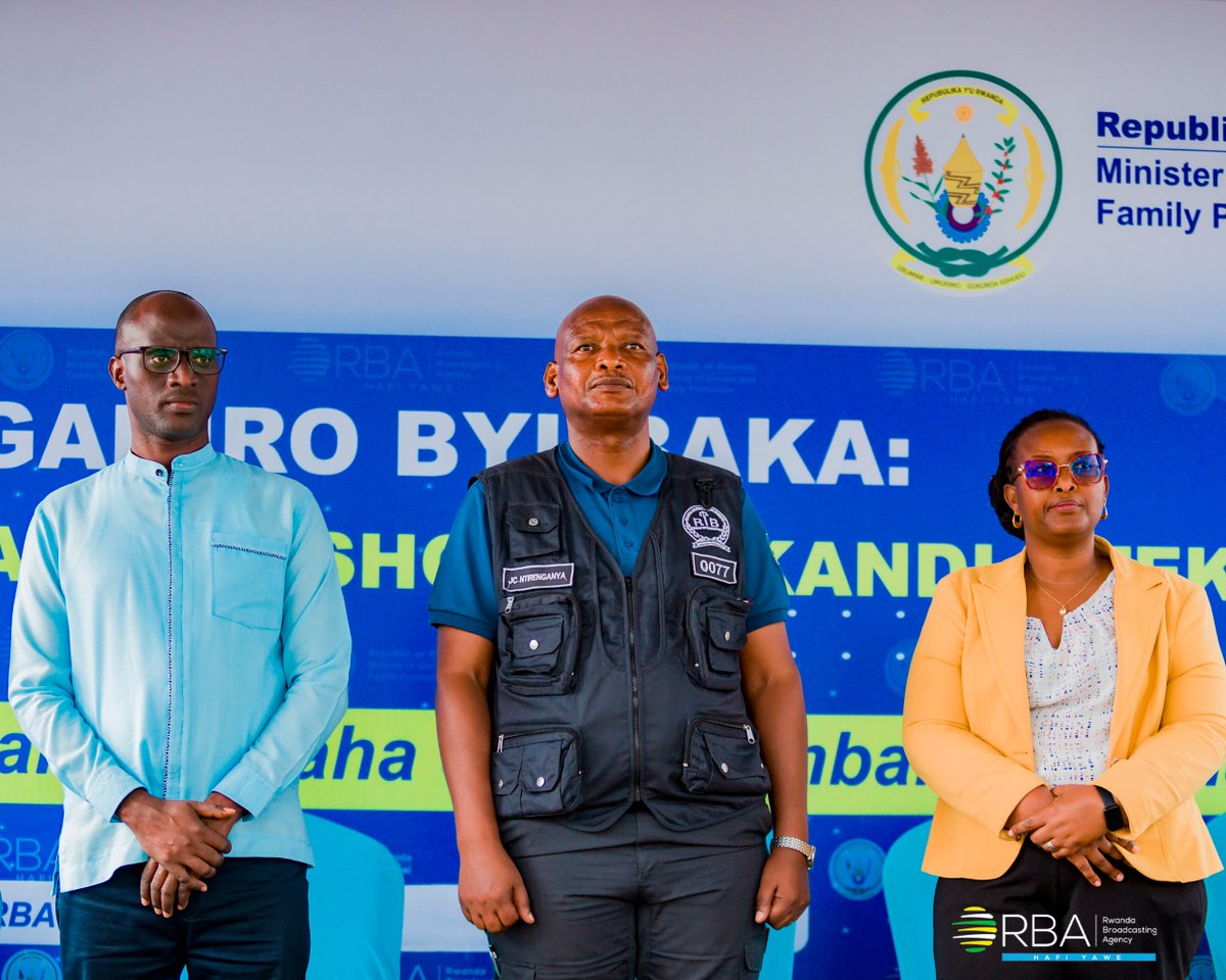 Radiorwanda_RBA's tweet photo. 📸AMAFOTO📸

Ikiganiro #DusangireIjambo ni cyo cyashyize akadomo kuri Gahunda ya #RBAHafiyawe, yabereye mu Murenge wa Rukomo mu Karere ka Nyagatare.

Binyuze muri iki kiganiro abayobozi mu nzego zitandukanye basabye abaturage kurushaho kwita ku burere baha abana babo no kubaka umuryango utekanye. 

#RBAHafiyawe ni gahunda yashyiriweho gufasha abaturage gusabana n’abanyamakuru ba Radio Rwanda binyuze mu gukurikira ibiganiro babagezaho imbonankubone ndetse no kugeza ibibazo n’ibyifuzo byabo ku bayobozi. #RBAAmakuru

📸: @bahizi_imela