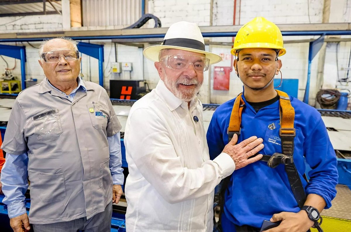 pedrorousseff's tweet photo. 🚨ÉPICO! O Presidente Lula ACABA de anunciar mais de R$ 7 BILHÕES em investimentos no Amazonas!

Petrobras, Transpetro e governo federal vão gerar EMPREGO, RENDA e DESEVOLVIMENTO na região Norte! ⛽🤝🇧🇷 https://t.co/kQi7GAkdlf