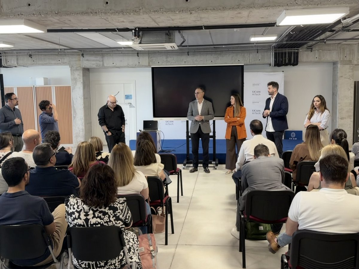 HitechUCAM's tweet photo. 🚀 Lanzamos la primera edición de Formador de Formadores UCAM, una iniciativa de UCAM HiTech para llevar el emprendimiento al aula y dotar al profesorado de herramientas prácticas, metodologías innovadoras y recursos aplicados a la docencia.

📍Programa cofinanciado por el Programa FSE+ de Empleo, Educación, Formación y Economía Social 2021-2027 de @FondosUE_Esp y la colaboración de @FundacionINCYDE y @UCAM 

#UCAMHiTech #UCAM #Emprendimiento
