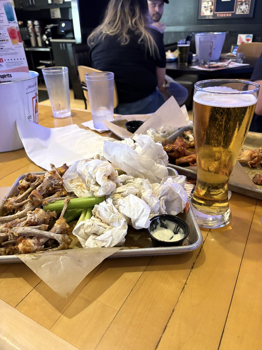 tummsta's tweet photo. Stomach is tossing and turning today after putting up an ethical 30 piece via BOGO Tuesdays at Bdubs last night.

Bullriding and poker on the TVs. #herd https://t.co/cGXA0uvvvO