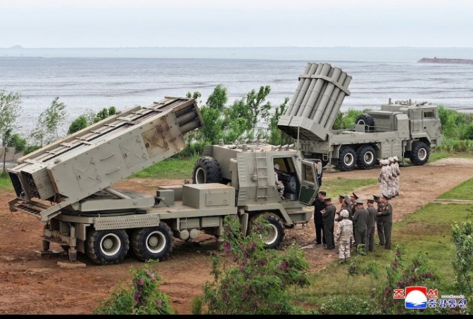 DD_Geopolitics's tweet photo. 🇰🇵 North Korea has tested a mix of tactical ballistic missiles, artillery rockets and AI-guided precision cruise missiles designed for modern warfare under leader Kim Jong Un's supervision, KCNA state news agency said on Wednesday.

Having advanced the development of a series of long-range ballistic missiles and nuclear weapons capabilities, North Korea has been steadily upgrading its tactical and conventional arsenal, vowing to deploy it near the border with South Korea.