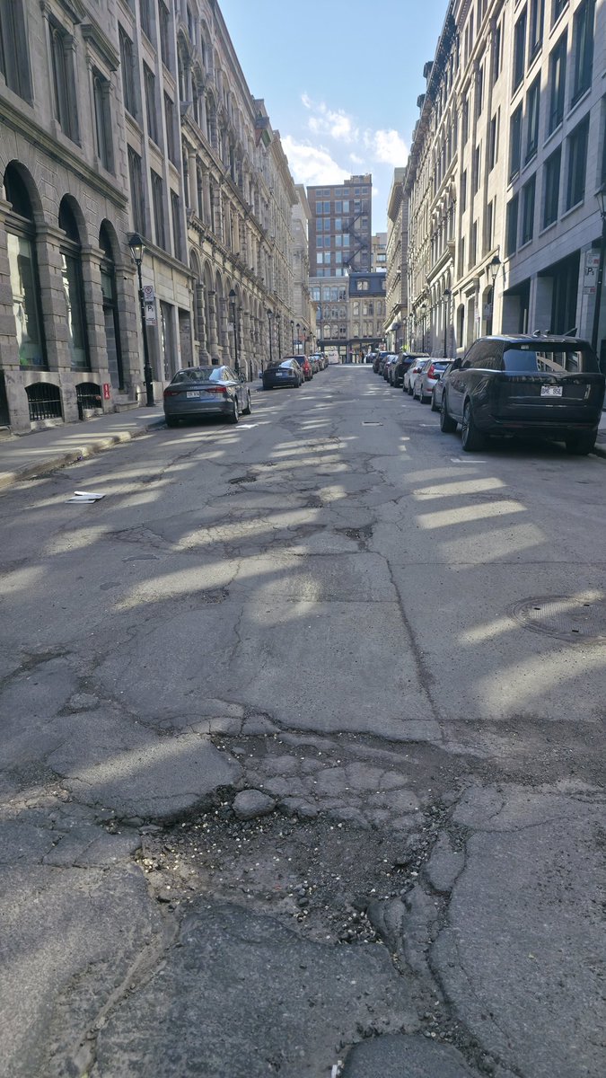 ExtraSmallBrain's tweet photo. @GadSaad Montreal downtown... https://t.co/8ABroGgAyD