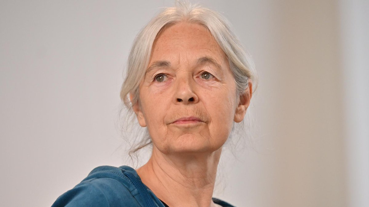 jeperego's tweet photo. Germania: Daniela #Klette, ex terrorista della RAF, è stata condannata a 13 anni di carcere per rapine a mano armata. Il tribunale di Verden  l'ha riconosciuta colpevole di 6 capi d'accusa per rapina, oltre ad altre accuse. La 67enne era sotto processo per (segue) https://t.co/IGLn5ke8UQ