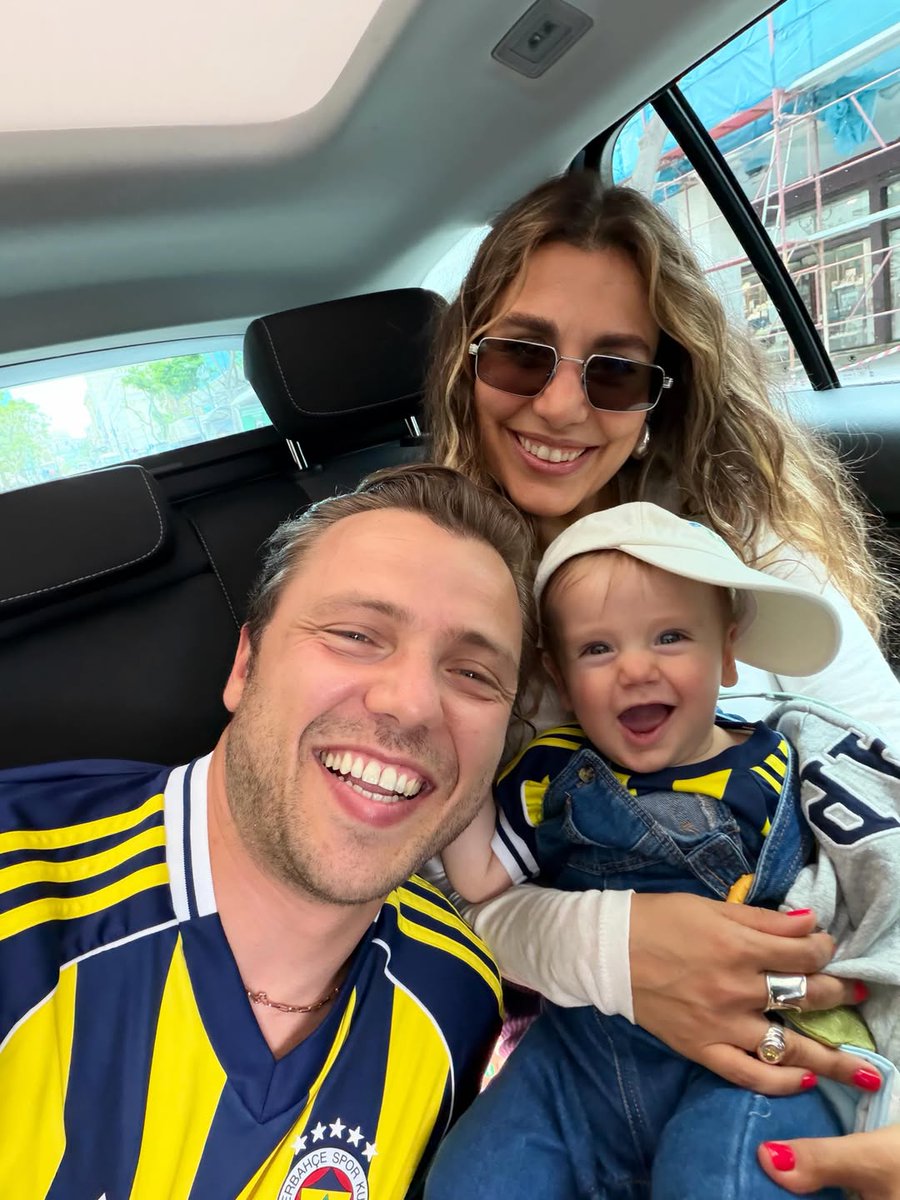populicc's tweet photo. Tolga Sarıtaş, eşi Zeynep Mayruk ve oğulları Ali ile fotoğraflar paylaştı. https://t.co/gIXzYJMkxx