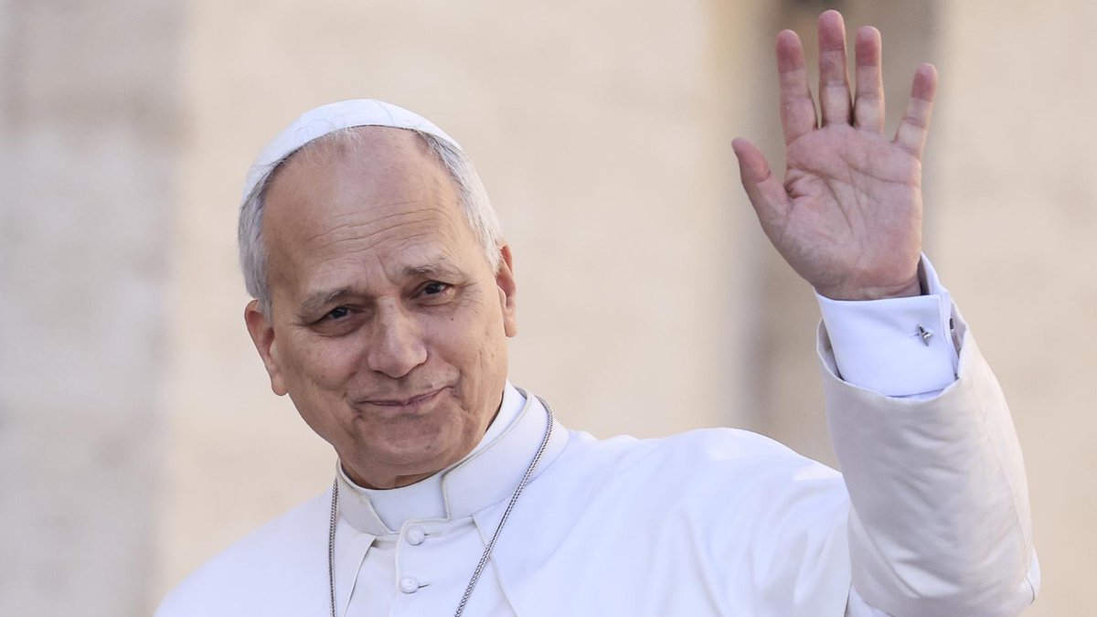 Politicalocal's tweet photo. La presidenta regional, Isabel Díaz #Ayuso @IdiazAyuso  entregará en el Vaticano al Papa León XIV @Pontifex_es la Medalla Internacional de la @ComunidadMadrid 🎖️ https://t.co/uWNehYK5Fn https://t.co/okkwoZIdin