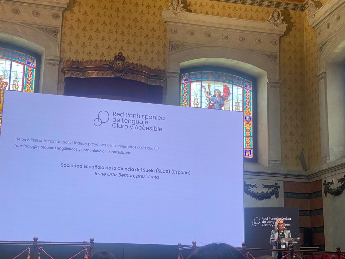 SECS_Spain's tweet photo. 📚🌍 La presidenta de la SECS, Dra. Irene Ortiz Bernad, participó en la reunión preparatoria de la III Convención de la Red Panhispánica de Lenguaje Claro y Accesible en la @RAEinforma .
🧾 Presentó el Diccionario Multilingüe de la Ciencia del Suelo (DiccMCS) 📖
#SECS #Suelo https://t.co/zGSvfhXXSB