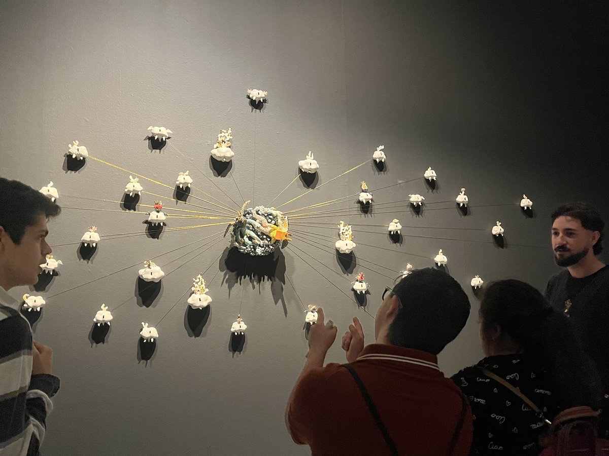 TaecUma's tweet photo. Miércoles 19 de mayo visitando MUCAC; dos de nuestras alumnas, que se encontraban realizando las prácticas, nos guiaron a través de la exposición ‘Tejiendo historias’. Después nos desplazamos al rectorado de la Universidad de Málaga para ver ‘Delicious Gardinum’ de Rafael Chacón. https://t.co/p2J5RLA2aa